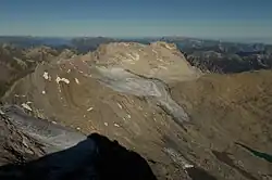 Die kläglichen Reste des in mehrere Teile zerfallenen Brandner Gletschers Anfang September 2019 von der Schesaplana gesehen. Das mittlere Eisfeld ist fast weg.
