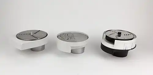 Drei Generationen Schnitzelwerke, offen mit eingelegten Raffelscheiben