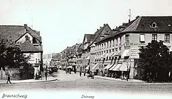Der Steinweg um 1898: Rechts das 1861 von Constantin Uhde erbaute „Café Lück“, Steinweg 22.