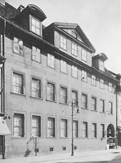 Steinweg 4: Von 1748 bis 1786 Haus des Stadtkommandanten. Anschließend Wohn- und Geschäftshaus von Ludwig Otto Bleibtreu. Nach dessen Tod 1820 bewohnt von seinem Nachfolger Carl Friedrich Franquet und bis 1931 von Kunstsammler Arthur von Franquet.