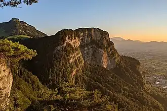 Blick vom Karren auf die markante und steil zum Alpenrheintal abfallende Nordseite des Breitenbergs