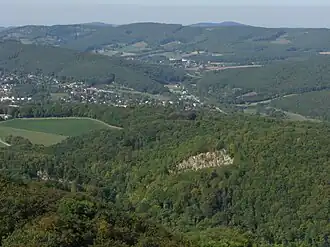 Laabersteigberg (rechts der Mitte unter dem Troppberg) über Laab im Walde, von der Josefswarte (Perchtoldsdorf) aus