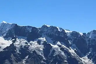 Breitlouwenengletscher vom Schilthorn aus gesehen, mit Äbeni Flue, Mittaghorn und Grosshorn (von links nach rechts). Ganz links ist der Stuefesteingletscher und rechts der Schmadrigletscher.