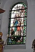 Südöstliches Kirchenfenster im Presbyterium mit Schutzengeldarstellung
