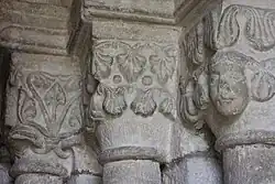 Kapitelle der rechten Seite