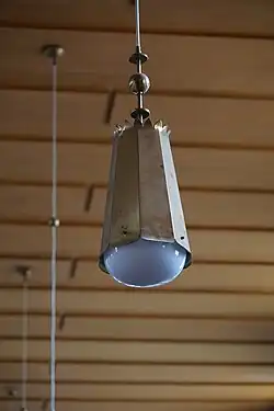 Leuchte, die 1945 die ursprünglichen Kugelleuchten ersetzten