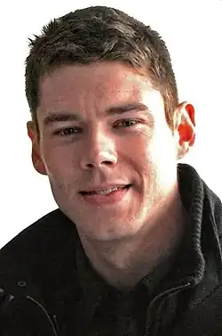 Brian J. Smith spielt Doug McKenna