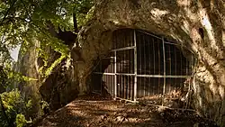 Höhlenvorplatz und Eingang