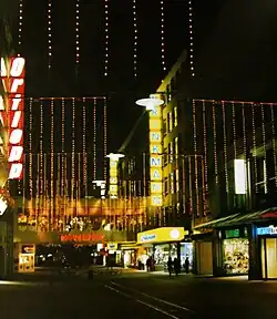 Haupteingang von Brinkmann in der Spitalerstraße und die 2001 abgerissene[8] Restaurantbrücke mit seit 1985 Mövenpick (vorher Café der Konditorei Otto Vernimb von 1860)[9] (November 1992)