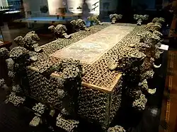 Opfertisch mit Wolken-Dekor