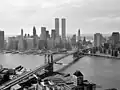 1978 hinter Brooklyn Bridge, links das frühere World Trade Center, rechts 375 Pearl Street