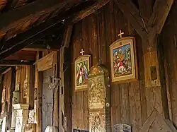 Galerie um die Kirche