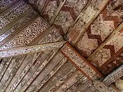 Decke mit Schablonenmalereien