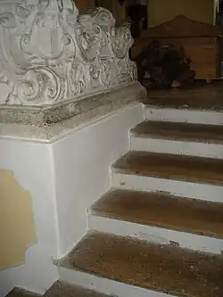 Treppe mit Steingeländer