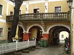 Innenhof, Altane mit Steinbalustraden
