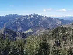 Blick vom Rennfeld nach Westen auf den Brucker Hochanger. Direkt dahinter das Roßeck, links die Hochalm. In der Ferne die Eisenerzer Alpen.