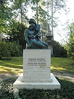 Grabmal Herrmann Ahlswede mit Bronze-Pietà von Max Alfred Brumme; restauriert 2015 im Auftrag der Paul-Benndorf-Gesellschaft