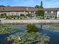 Brunnen vor der Orangerie und dem Langen Haus