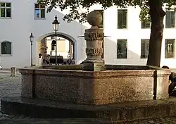 Rotmarmorbrunnen