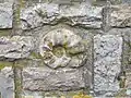 Brunnen an der Gabelung zum Sperrweg, Detail eingemauerter Ammonit