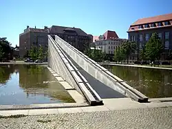 Blick von Norden auf Bassin und Brunnen