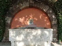 1921–1922, Brunnenanlage von Paul Artaria (1892–1959), Brunnenrelief von Rudolf Müller (1899–1986), Waisenhausmauer, Oberer Rheinweg, Basel