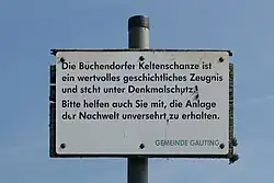 Kleines Hinweisschild an der Keltenschanze