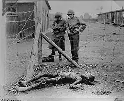 Zwei Soldaten der US-Armee bei einem Massakeropfer