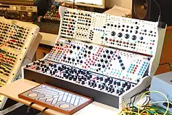 Buchla 200e im (hinten) mit 223e Tasteneingabeeinheit (vorn)