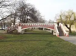 Budapest: Verfüllte ehemalige Trasse der M1 zwischen Hősök tere und Széchenyi fürdő mit darüber führender Wünsch híd