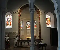 Altarraum im Seitenschiff