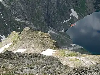 Vom Wanderweg auf den Rysy, TOPR-Hubschrauber beim Anflug auf den Gipfel