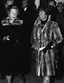 Begleiterin von Frau Wilhelmine Lübke mit Bassariskmantel (1968)