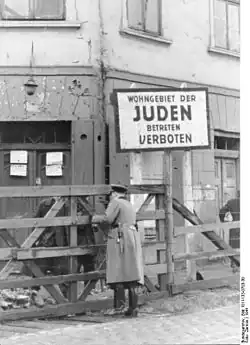 Torposten am Ghetto in Litzmannstadt, 1941
