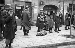Liegendes Kind in Lumpen, Warschauer Ghetto, Mai 1941