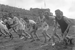 Paavo Nurmi am Start bei seinem Weltrekordlauf 1926, im Hintergrund die Kaiserloge