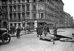 Polizisten während der Mai-Unruhen