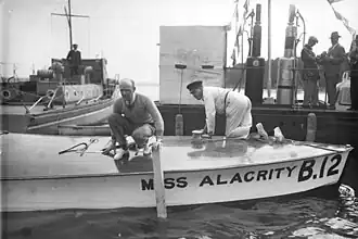 Major Sir Henry Segrave mit seinem Boot "Miss Alacrity", England