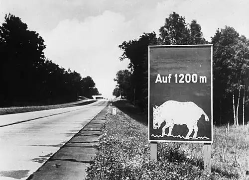Warntafel „Wildwechsel durch Wild­schweine“.