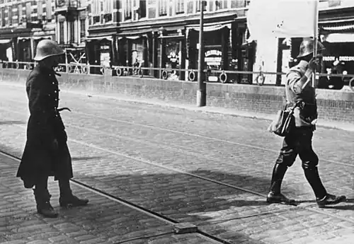 Niederländische Soldaten mit weißer Flagge in Rotterdam am 14. Mai 1940
