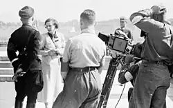 Leni Riefenstahl (2. v. l.) bei den Dreh­arbeiten zum Film Triumph des Willens, 1934