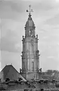 Der Turm der Kirche ragt über die Dächer (zwischen 1928 und 1944)