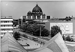 Dach des Ahornblatts mit Blick auf den Berliner Dom und davor den Palast der Republik, 1982