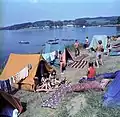 Jugendliche beim Camping am Stausee im Juli 1982