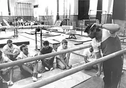 Leichtathletik-Studenten während der Grundausbildung Geräteturnen mit Turnolympiasieger Klaus Köste (1985)