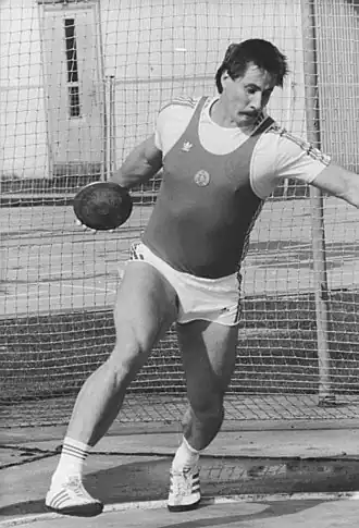 Jürgen Schult, 1988 Olympiasieger, 1992 Olympiazweiter, 1987 Weltmeister, 1990 Europameister und Weltrekordinhaber, errang die Bronzemedaille