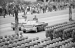 Als Kommandeursfahrzeug während der Militärparade zum 39. Tag der Republik (1988) mit den Generälen Stechbarth (links) und Keßler (rechts)