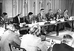 Egon Krenz (Mitte), Stellv.des Vorsitzenden des Staatsrates der DDR, leitet die Delegation des ZK der SED zu den „Saarbrücker Gesprächen“. Generaloberst Fritz Streletz (3.v.r.), Stellvertreter des Ministers für Nationale Verteidigung der DDR und Chef des Hauptstabes der NVA, Gunter Rettner (3.v.l.), Leiter der Abteilung Internationale Politik und Wirtschaft des ZK, Botschafter Horst Neubauer (2.v.l.), Leiter der Ständigen Vertretung der DDR in der BRD, Generalmajor Dr. Günter Hiemann (l.), Stellvertreter des Chefs des Stabes der Luftstreitkräfte-Luftverteidigung, und Generalmajor Prof. Dr. Rolf Lehmann (2.v.r.), Stellvertreter des Chefs der Militärakademie „Friedrich Engels“, an.