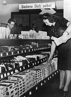 Selbstbedienung in Augsburg im Jahr 1949 (Lebensmittelhandelskette BMA)