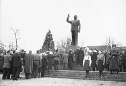 Gedenken am Stalindenkmal in Riesa am ersten Jahrestag des Todes Stalins, dem 4. März 1954
